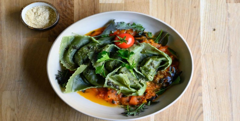 غذای وگان در رستوران Vevay فرانکفورت با ترکیب رنگی جذاب