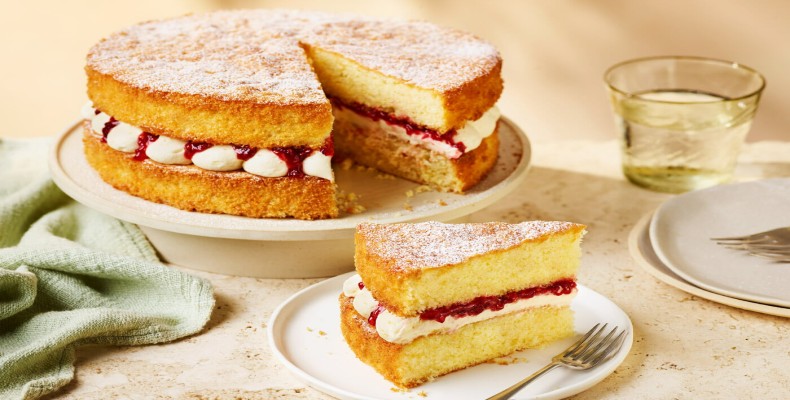 کیک ویکتوریا با لایه خامه و مارمالاد توتفرنگی – دسر سنتی انگلیسی