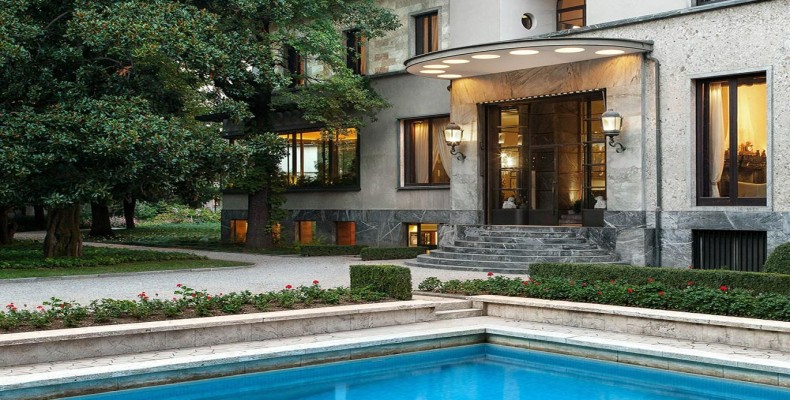 نمای بیرونی موزه ویلا نچی کمپیگلیو در میلان با محوطه باغ و استخر؛ تجربهای متفاوت از موزههای میلان