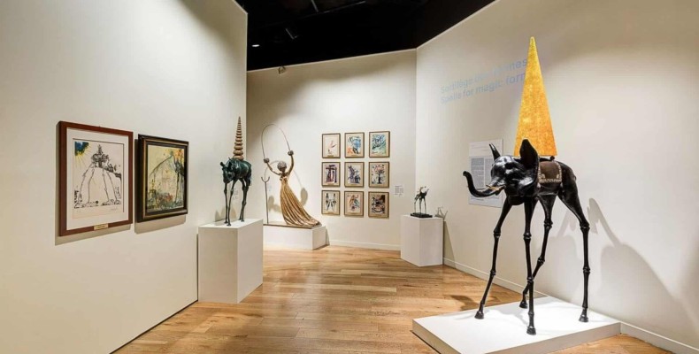 نمایی از آثار سالوادور دالی در منطقه مونمارتر پاریس