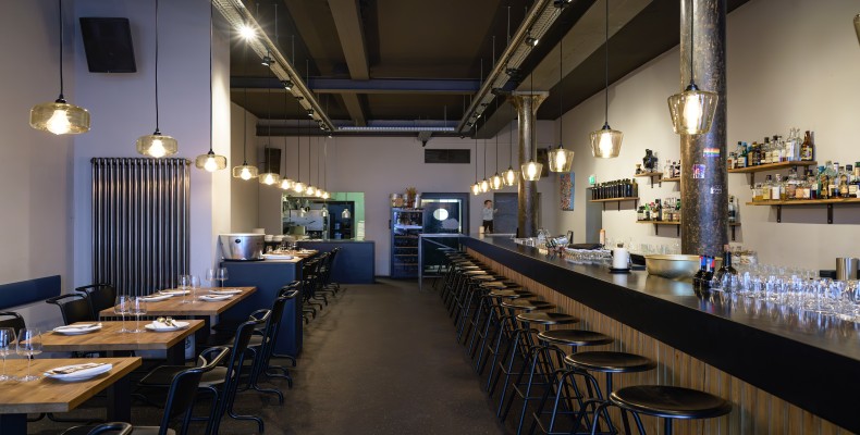 فضای داخلی رستوران Yaldy فرانکفورت با بار مدرن و میزهای اشتراکی؛ رستوران محبوب سال ۲۰۲۵ در فرانکفورت