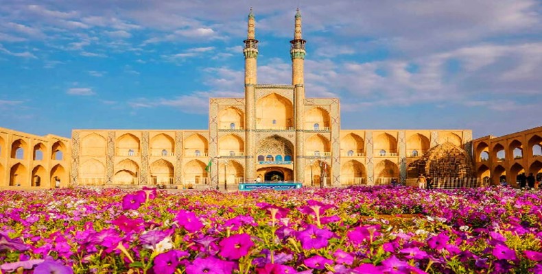 میدان امیرچخماق یزد با گل‌های رنگارنگ؛ یکی از بهترین شهرهای ایران برای سفر نوروزی