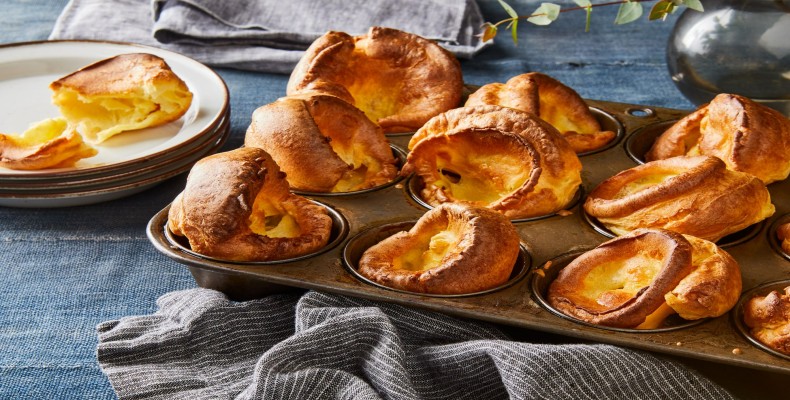 پودینگ یورکشایر انگلیسی – نان پفکی طلایی سرو شده در کنار ساندی روست