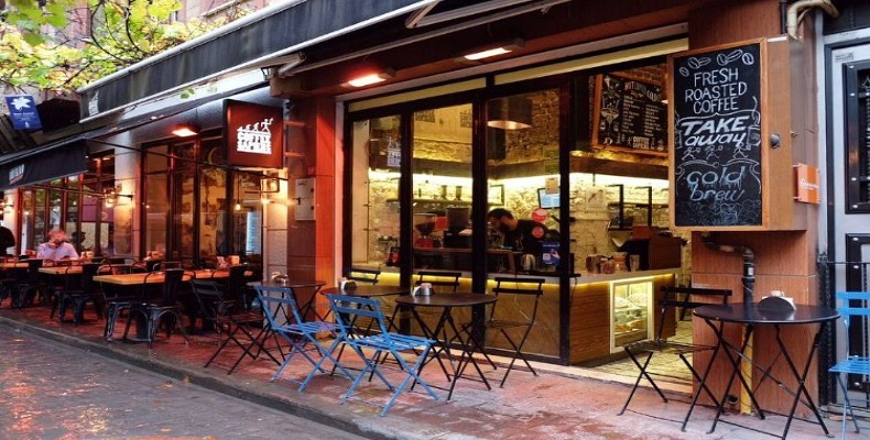 کافه Coffee Sapiens در کاراکوی؛ برشته‌کاری محلی و قهوه‌های نسل سوم در استانبول