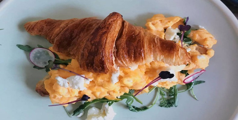 فضای دنج و موسیقیمحور کافه کاست در منطقه القوز دبی؛ ترکیب قهوه، موسیقی و آرامش