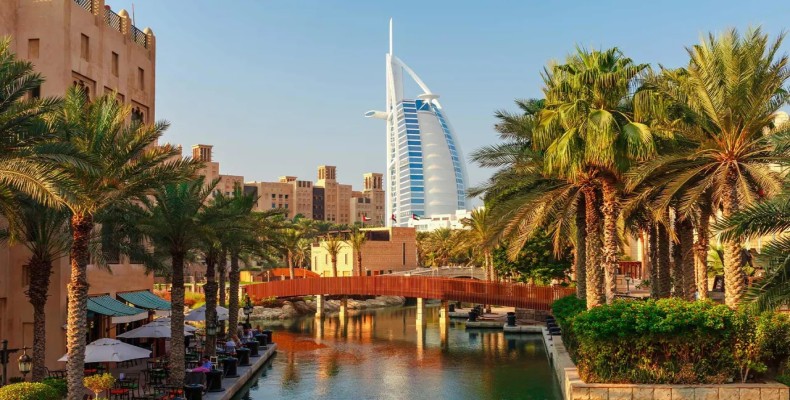 نمایی از برجالعرب در زمستان؛ منظرهای زیبا از سفر به دبی در فصل سرد