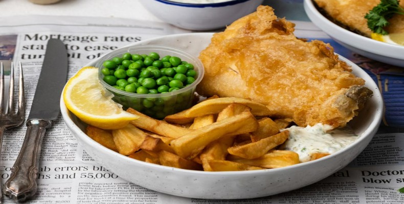 فیش اند چیپس کلاسیک انگلیسی با ماهی سرخ شده و سیب زمینی – غذای سنتی بریتانیا