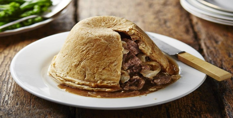 استیک و پودینگ کیدنی انگلیسی با گوشت و پیاز