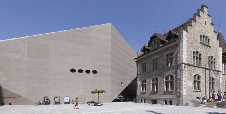 نمای بیرونی ساختمان تاریخی و بال مدرن موزه ملی سوئیس در زوریخ با ترکیب معماری قدیم و جدید