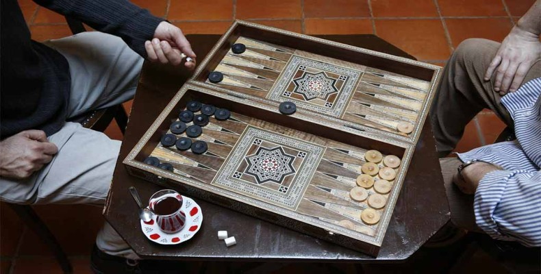 تخته نرد دست‌ساز ترکی در حال بازی – یکی از سوغاتی های اصیل استانبول