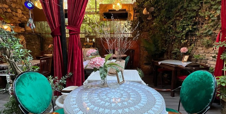 کافه Velvet در محله بالات؛ فضایی نوستالژیک برای قهوه‌نوشی در کوچه‌های رنگی استانبول