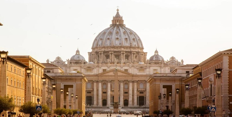 نمای بیرونی کلیسای سنت پیتر واتیکان از فاصله نزدیک