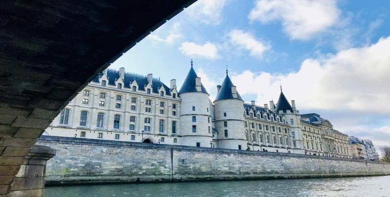 مای بیرونی قلعه کونسیرژری پاریس در جزیره ایل دولاسیته