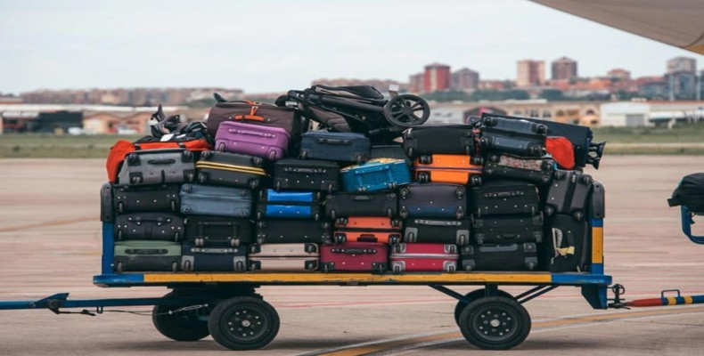 چمدان‌های مسافران در محوطه فرودگاه – قوانین بار و میزان مجاز حمل بار در هواپیمایی کاسپین