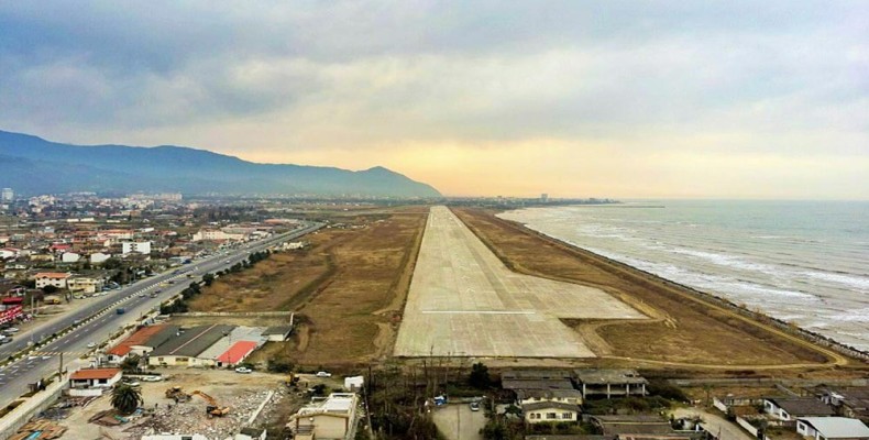 باند فرودگاه رامسر در کنار دریای خزر