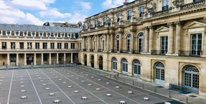 نمای حیاط و ستونهای بورن در پله رویال پاریس