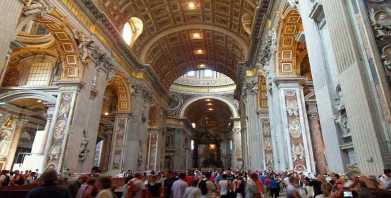 نمای داخلی کلیسای سنت پیتر واتیکان با ستونها و سقف بلند