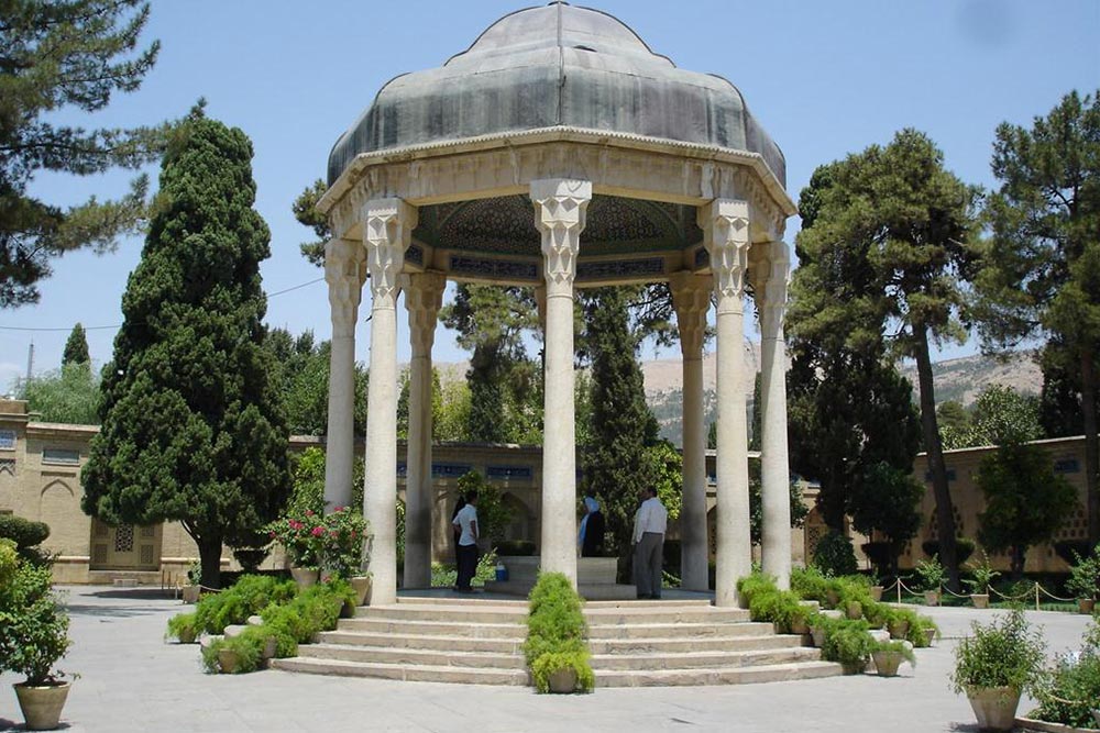 حافظیه‌ی شیراز در فصل بهار