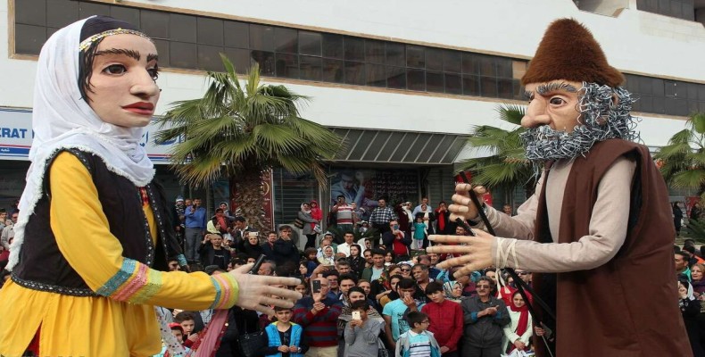 جشن محلی مردم رشت با لباس‌های سنتی و موسیقی در موزه میراث روستایی گیلان