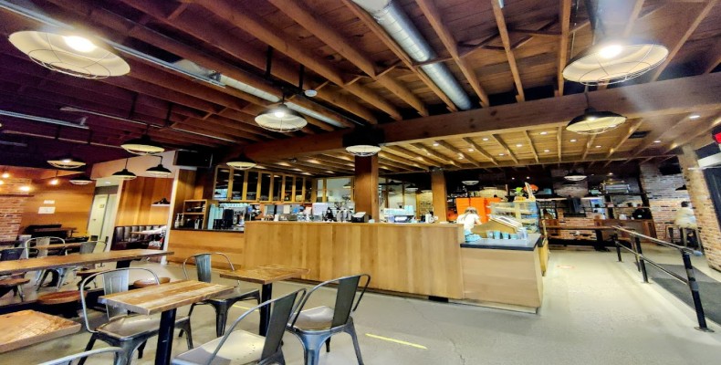 کافه فورتی‌ناین پارالل و لاکیز دوناتز در خیابان مین ونکوور