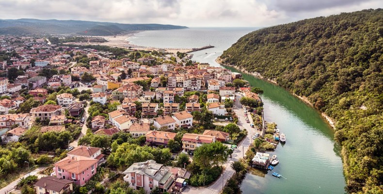 نمای هوایی شهر آغوا میان دو رودخانه در نزدیکی استانبول