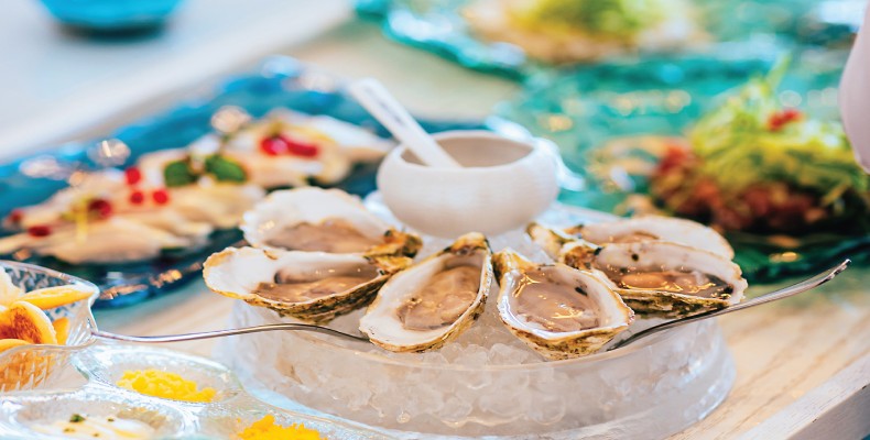 فضای روشن و مدیترانه‌ای رستوران Alici در جزیره بلوواتر دبی