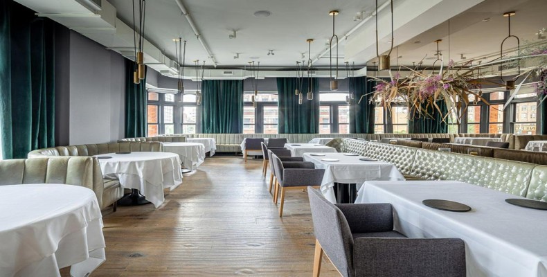 فضای داخلی شیک رستوران Alo تورنتو با میزهای سفید و طراحی مدرن