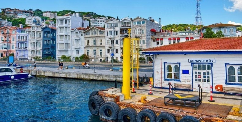 محله آرناووت‌کوی استانبول با خانه‌های عثمانی رنگارنگ