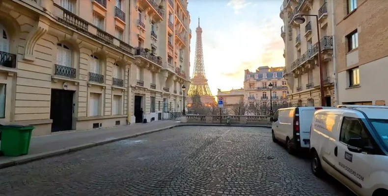 خیابان کامونز پاریس با منظره برج ایفل؛ از بهترین خیابانهای پاریس برای عکاسی