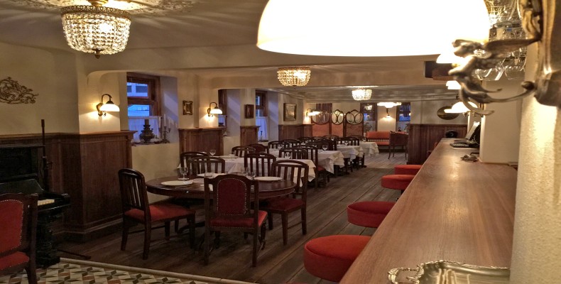 فضای داخلی رستوران روسی آیاپاشا در استانبول با دکور کلاسیک و نور ملایم