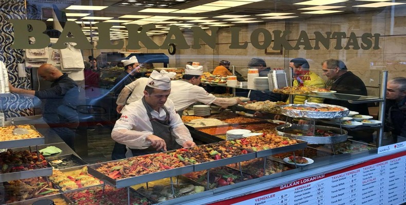 نمای بیرونی رستوران بالکان لوکانتاسی بی‌اوغلو استانبول با ویترین پر از غذاهای ترکی