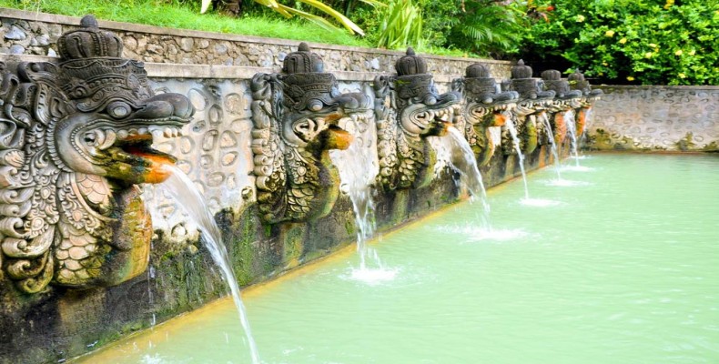 چشمه آب گرم بانجار اندونزی با معماری سنتی بالی