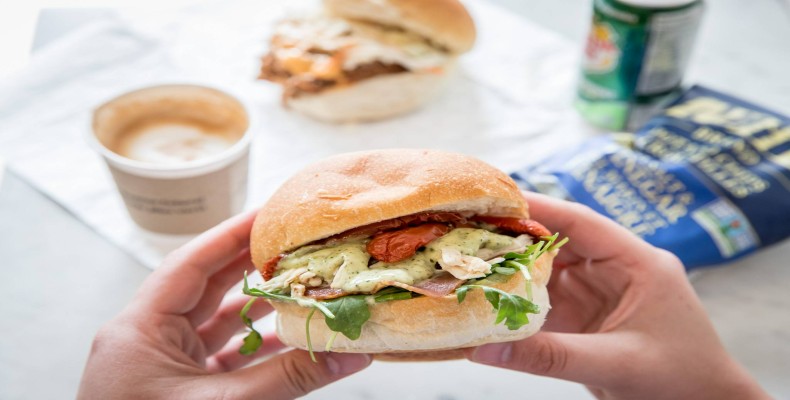 ساندویچ تازه و خوشطعم رستوران Black Camel تورنتو با نان نرم و مواد طبیعی