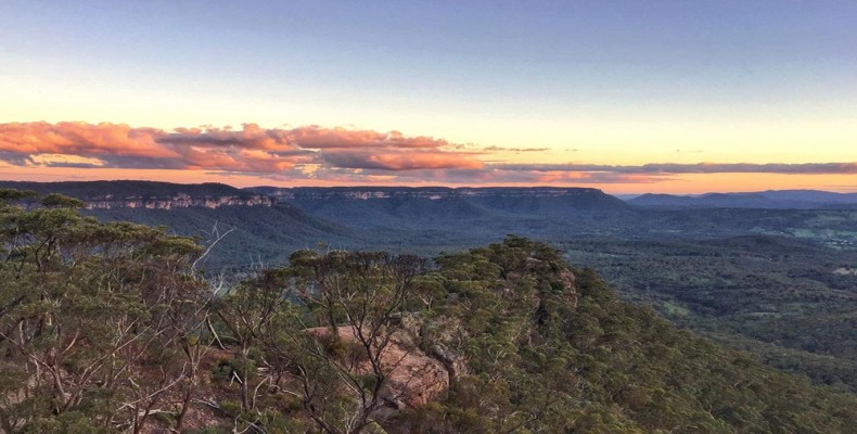 غروب خیره‌کننده در بلک هیث، کوه‌ های آبی سیدنی – منظره طلایی کوهستان در استرالیا
