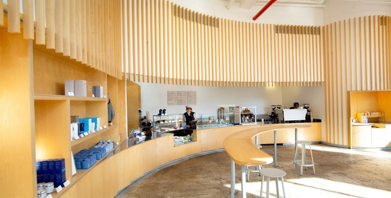 دکور مینیمال Blue Bottle Coffee از معروف ترین کافه های نیویورک