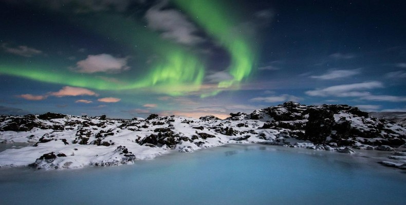مرداب آبی ایسلند در شب با نمای شفق شمالی