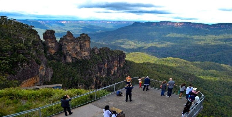 چشم‌انداز وسیع کوه‌ های آبی سیدنی – طبیعت بکر و دره‌های سبز پارک ملی استرالیا
