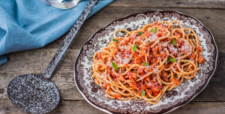 Bucatini all’Amatriciana، پاستای سنتی رم با سس گوجه