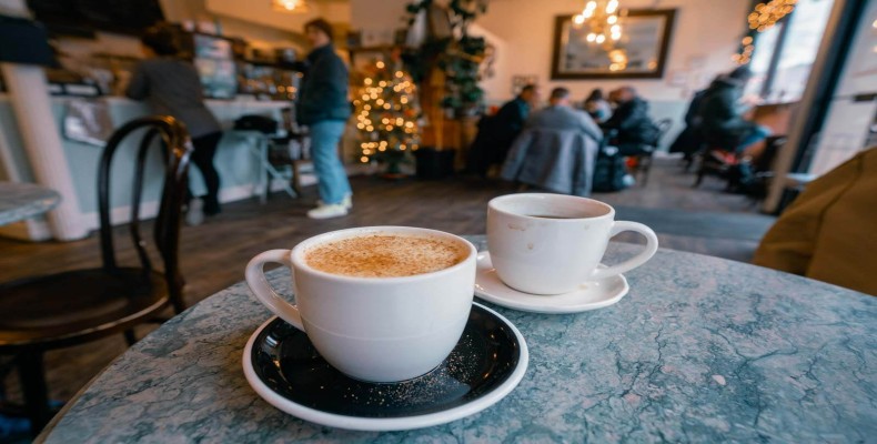 فنجان قهوه در Cafe Grumpy از بهترین کافی شاپ های نیویورک