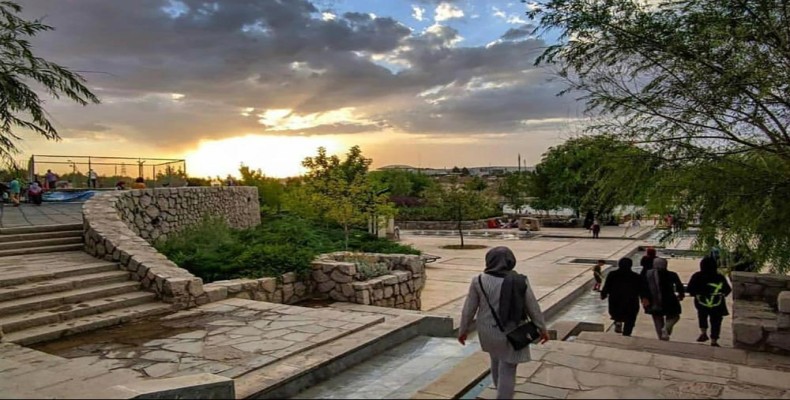 مسیر پیادهروی پارک ملی چهلبازه مشهد در غروب آفتاب