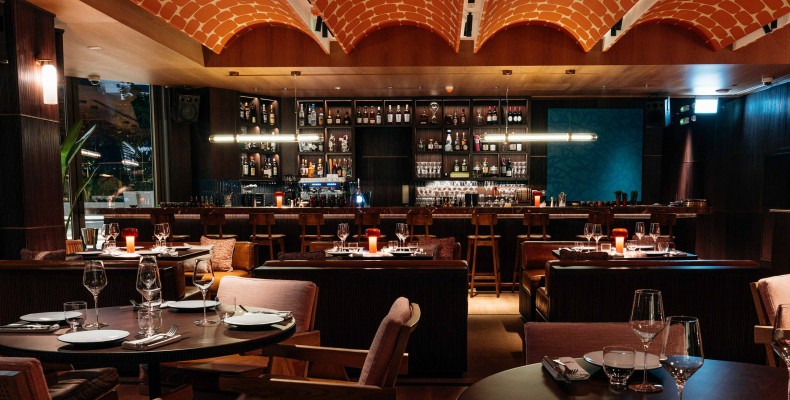 نمای مدرن و لوکس رستوران فرانسوی Chez Wam در سنت رجیس گاردنز دبی