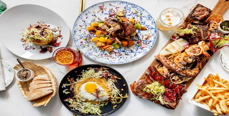 میزهای چیدهشده و نورپردازی گرم در رستوران Chiado تورنتو با حالوهوای پرتغالی