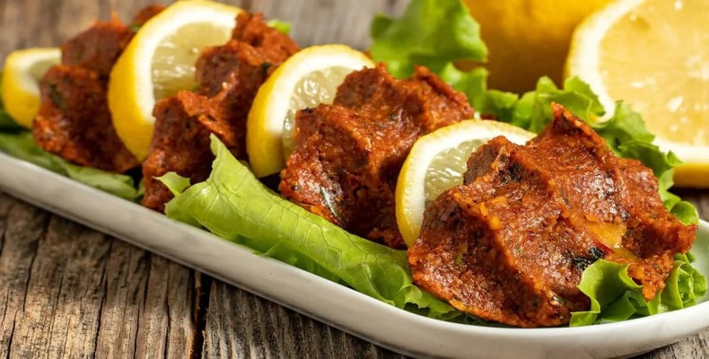 کوفته بلغور ترکی یا چیگ کوفته؛ غذای گیاهی و ارزان در لوکانتاسی‌های استانبول