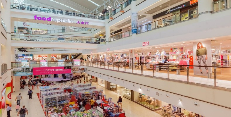 نمای داخلی City Square Mall سنگاپور با فروشگاهها و طبقات متنوع