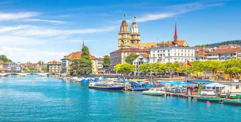 مرکز شهر زوریخ و جاذبههای تاریخی در کنار رودخانه لیمات