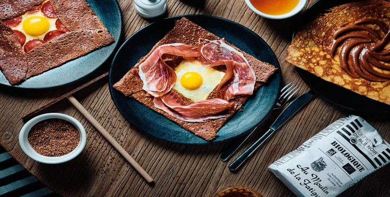 کرپ فرانسوی با تخممرغ و ژامبون روی میز کافه در پاریس؛ یکی از غذاهای خیابانی معروف پاریس