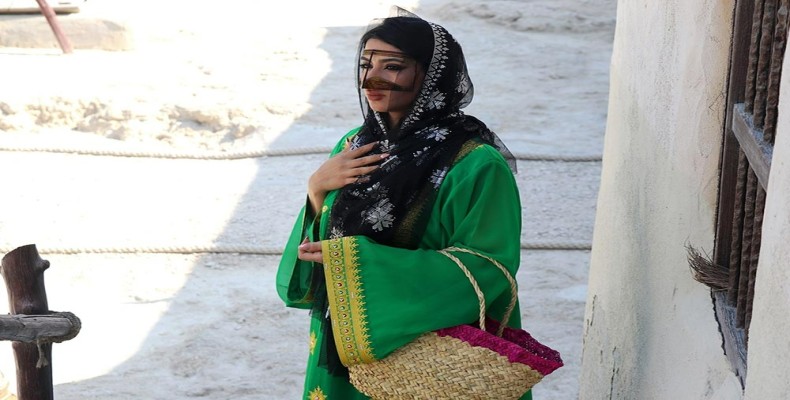 پوشش محلی زنان کیش با کندوره و نقاب در فرهنگ مردم کیش