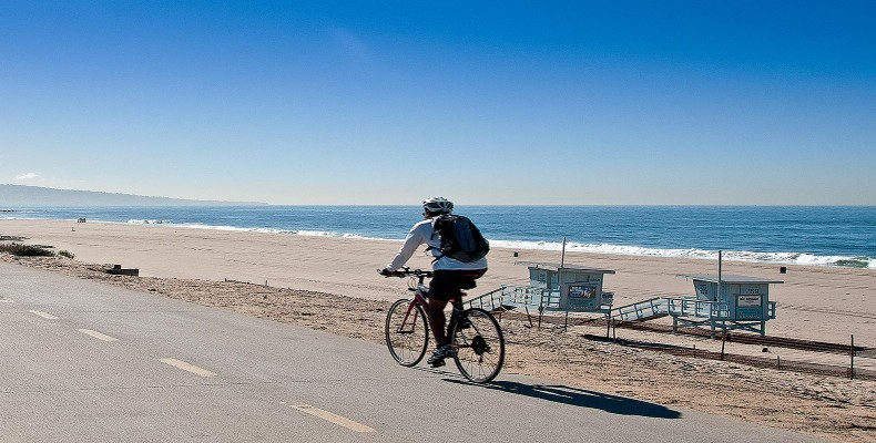 ساحل داکوایلر لس آنجلس با مسیر دوچرخهسواری کنار اقیانوس آرام
