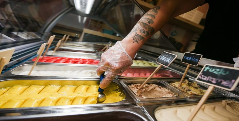 اسکوپ زدن بستنی در دوندورماچی استانبول – طعم‌های متنوع بستنی ترکی