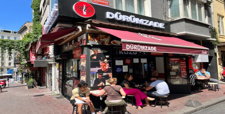 نمای بیرونی رستوران دوروم‌زاده نزدیک میدان تکسیم استانبول؛ از محبوب‌ترین رستوران‌های ارزان شهر